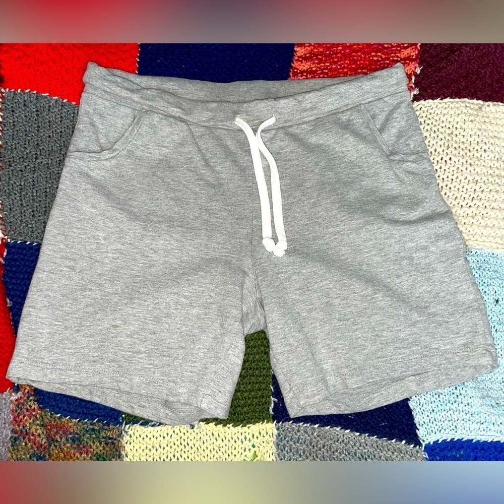 Grey shorts with pockets​